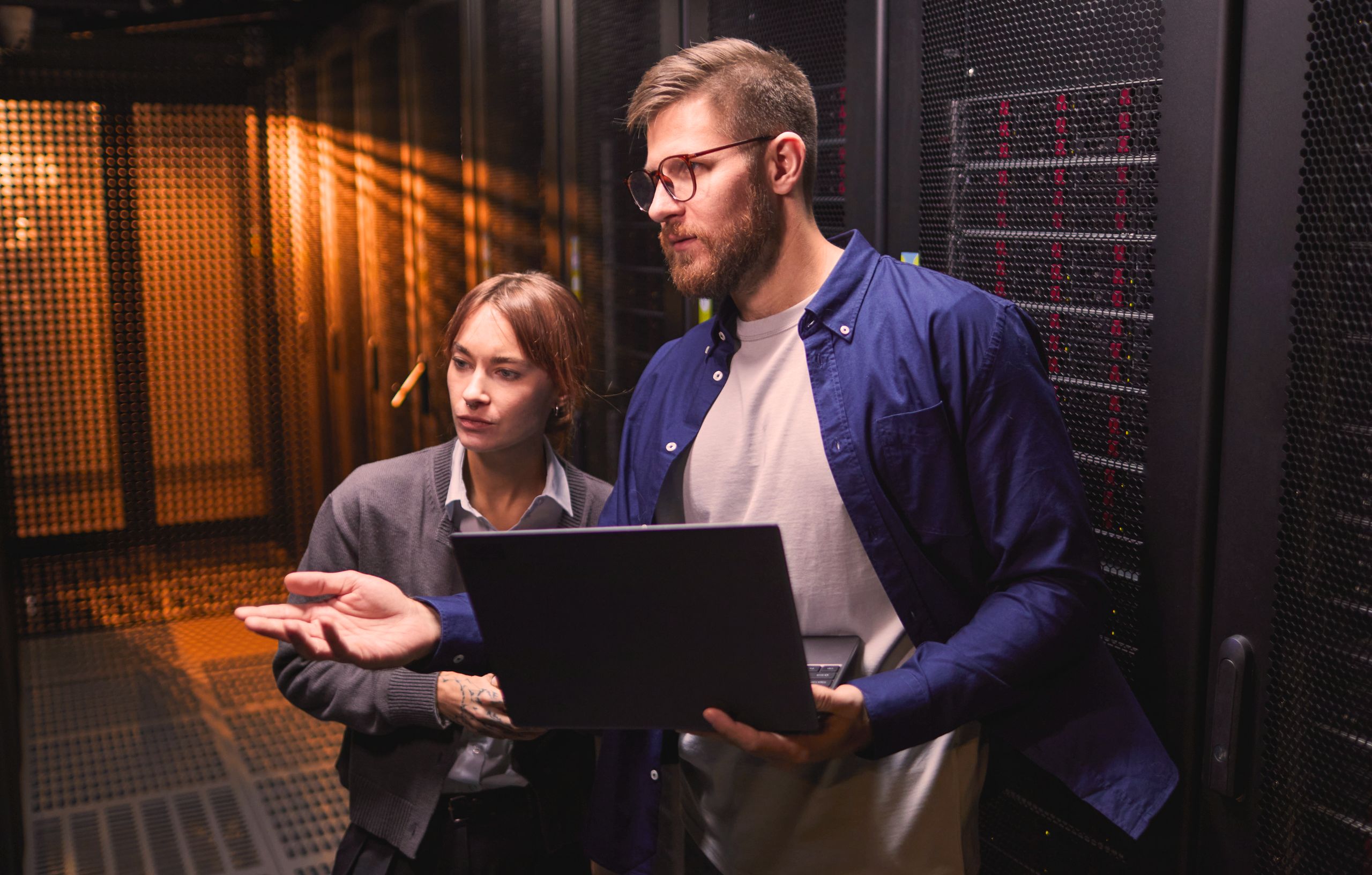 Τεχνικοί εργάζονται σε data center και διαχειρίζονται δικτυακές υποδομές