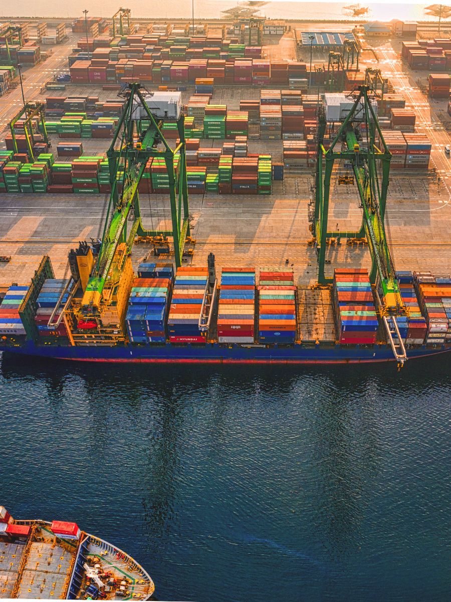 Λιμάνι μεταφορών και logistics με διασυνδεδεμένες IT υποδομές και συστήματα διαχείρισης